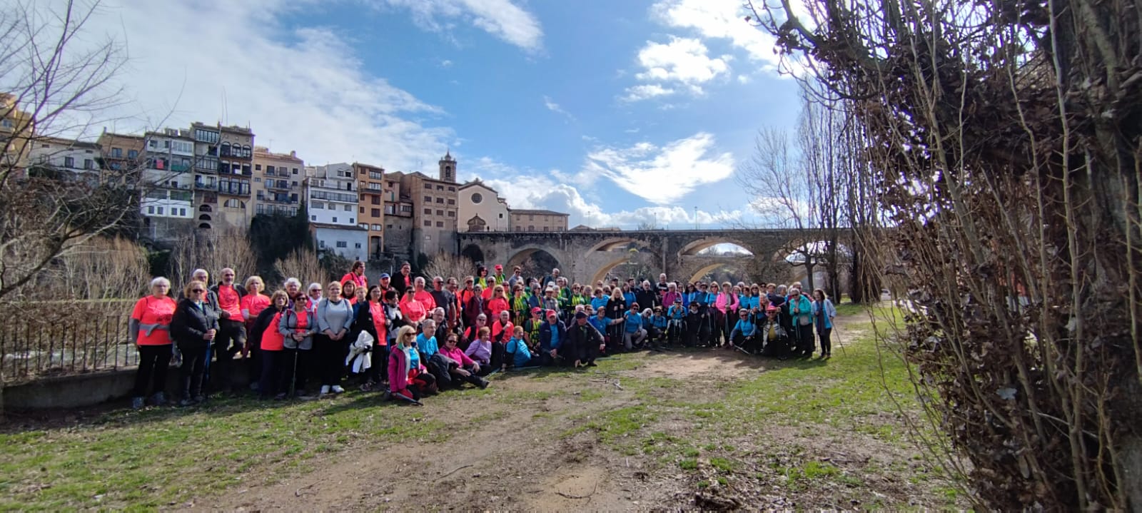 Roda de Ter va reunir 180 persones en una passejada de marxa nòrdica del Cicle de Passejades