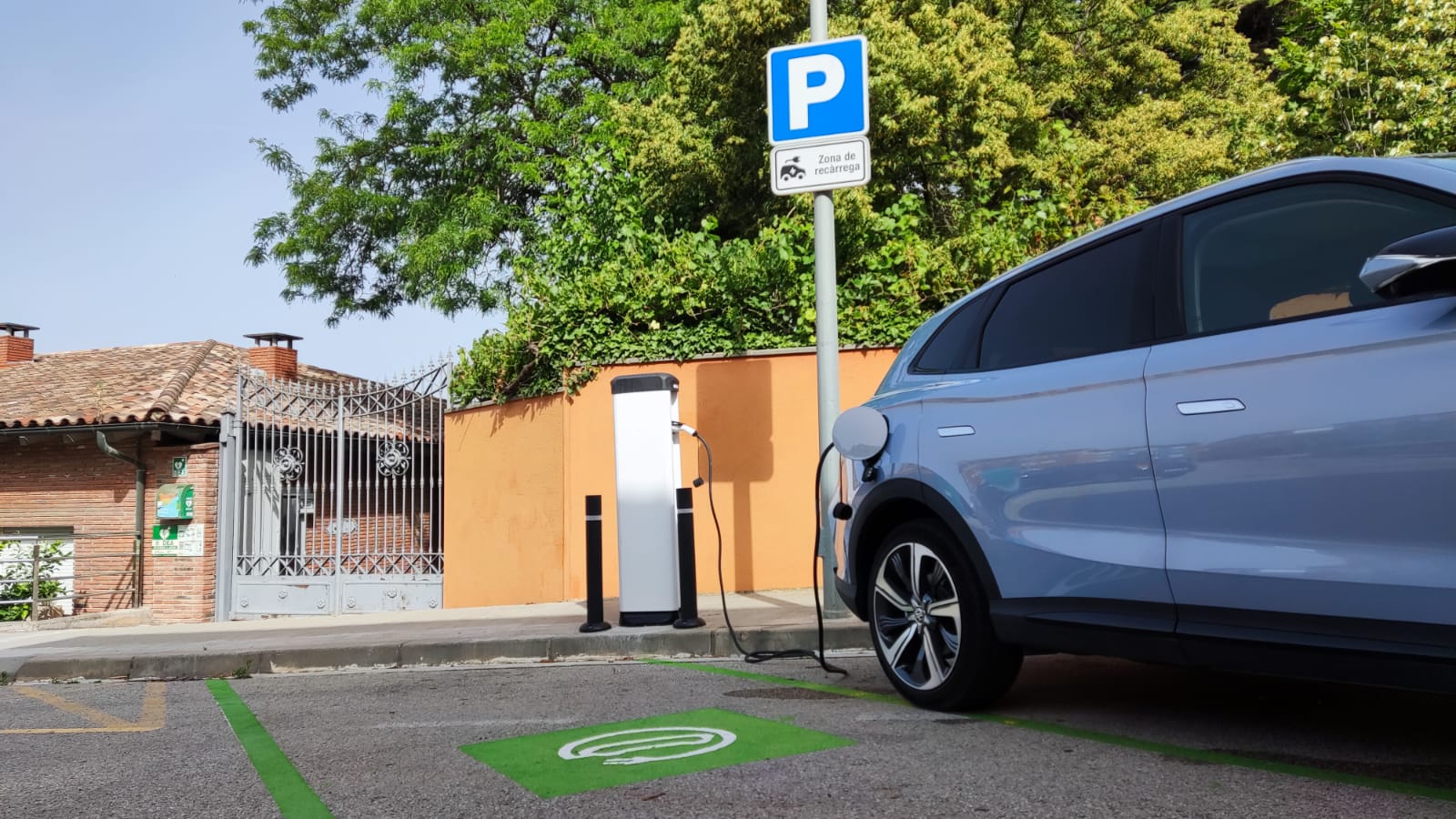 Roda de Ter aprova el preu públic per als punts de recàrrega de vehicles elèctrics i fixa la tarifa a 0,37 euros/kWh