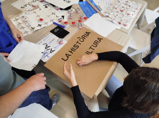 Taller de pancartes, octavetes i altres elements d'escriptura a l'espai públic 
