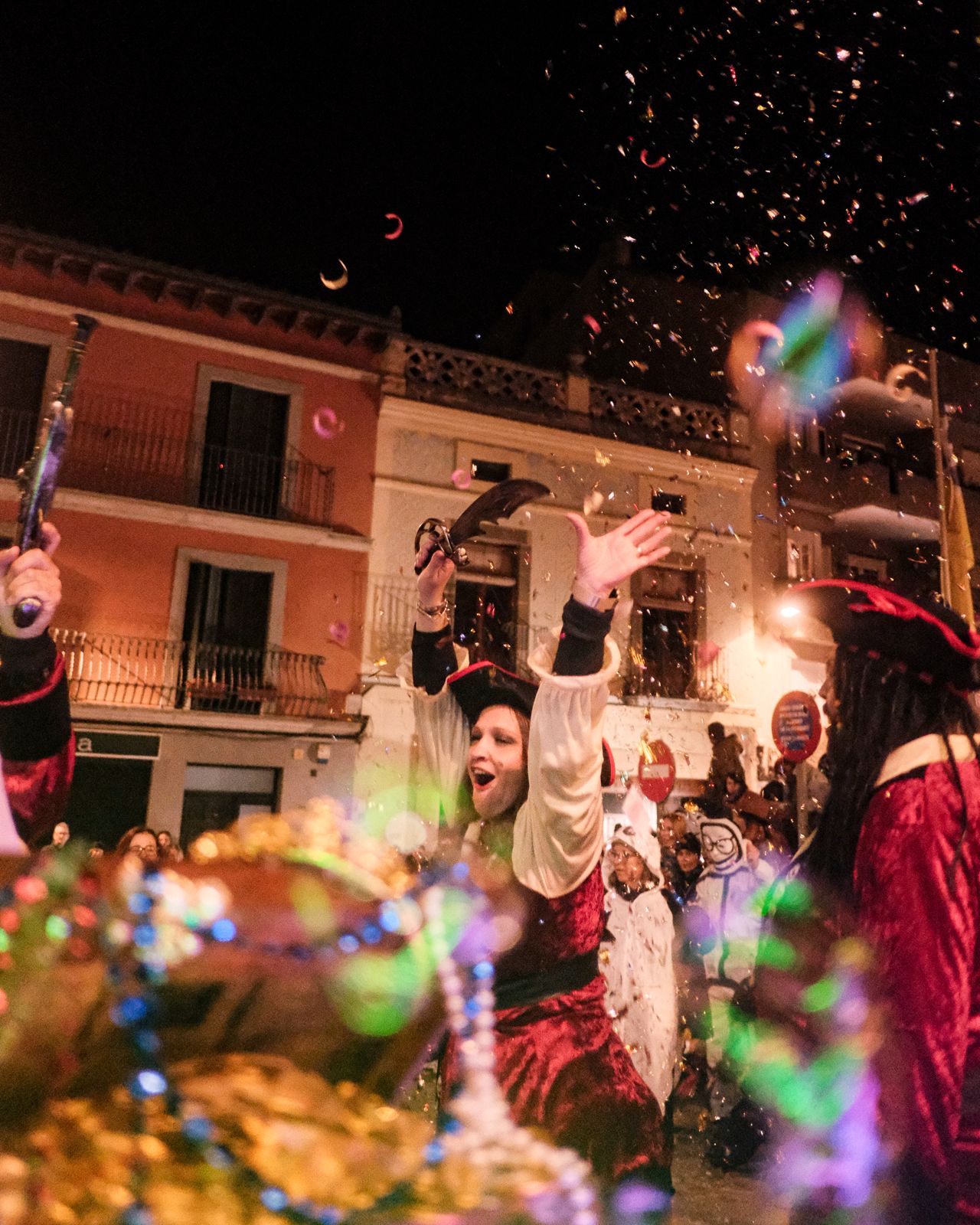 Roda de Ter torna a viure un concorregut Carnaval amb 16 carrosses i comparses i molta participació als carrers