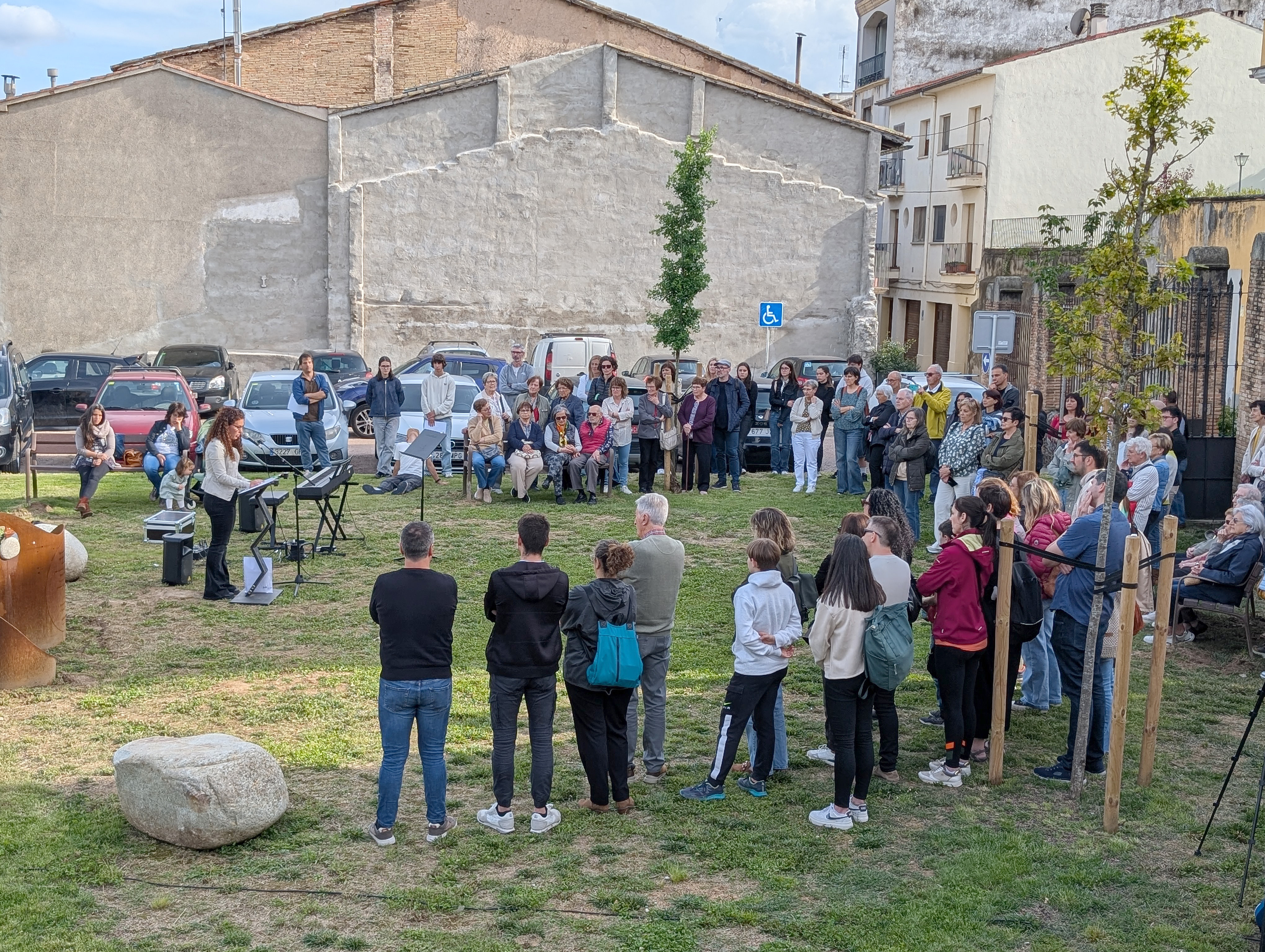 Inaugurat l'espai dedicat al dol gestacional, perinatal i neonatal de Roda de Ter en un parc que porta el nom de la llevadora Matilde Bruguera