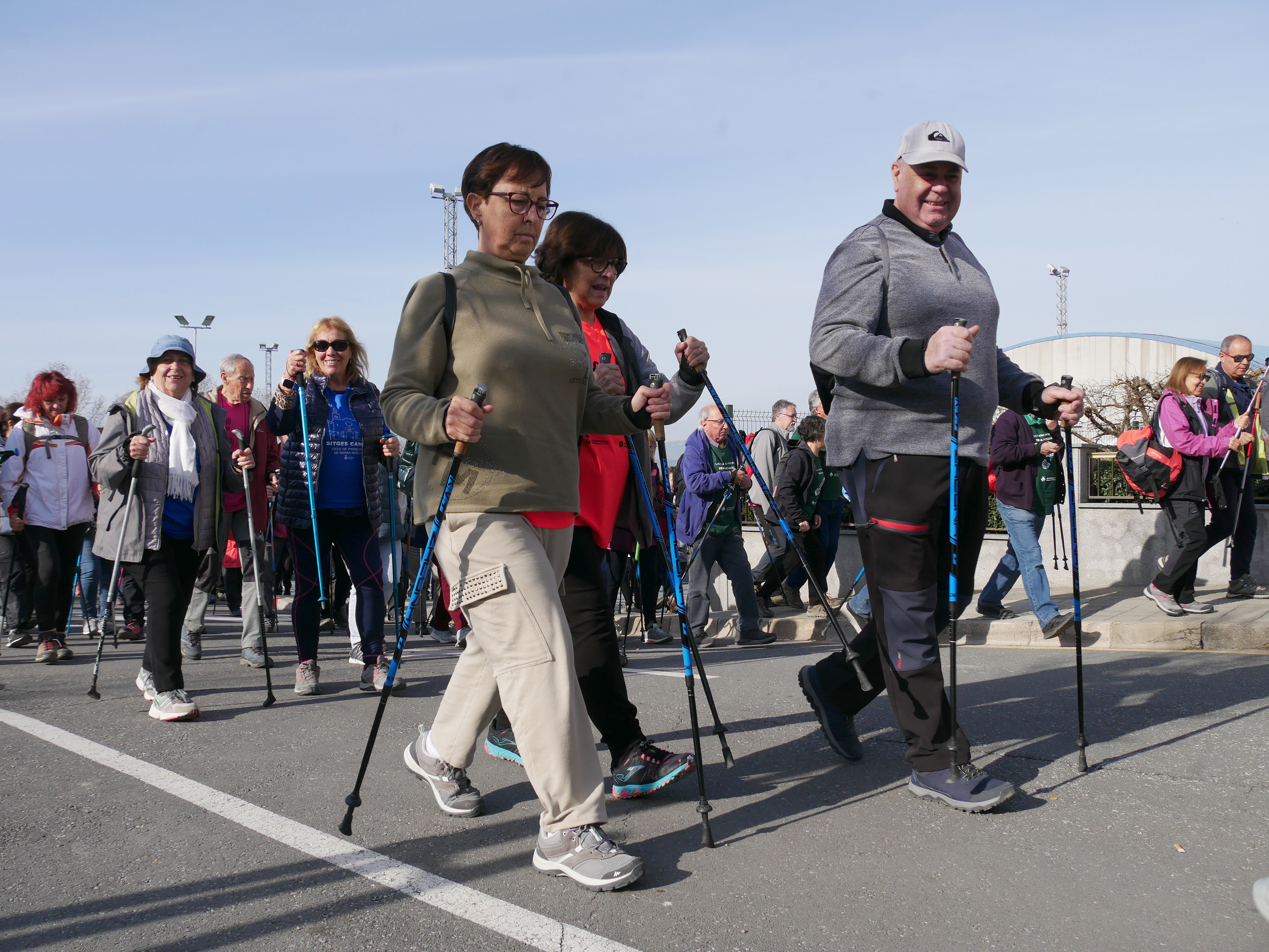 165 participants en la caminada de marxa nòrdica de Roda del cicle de Passejades de la Diputació de Barcelona