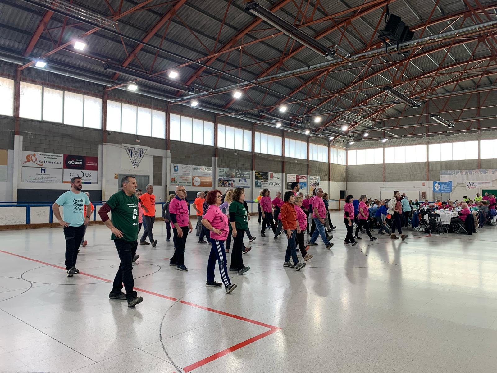 165 participants a la caminada de marxa nòrdica de Roda del cicle de Passejades de la Diputació de Barcelona