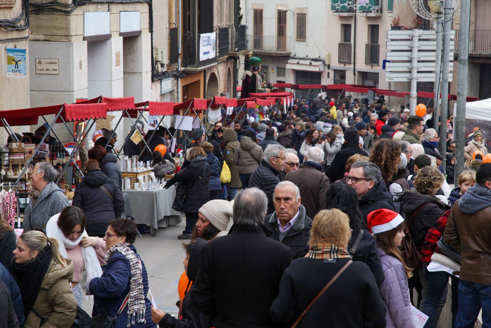 La catorzena Fira de Pont a Pont omple els carrers de Roda de Ter de comerç, tradició i participació