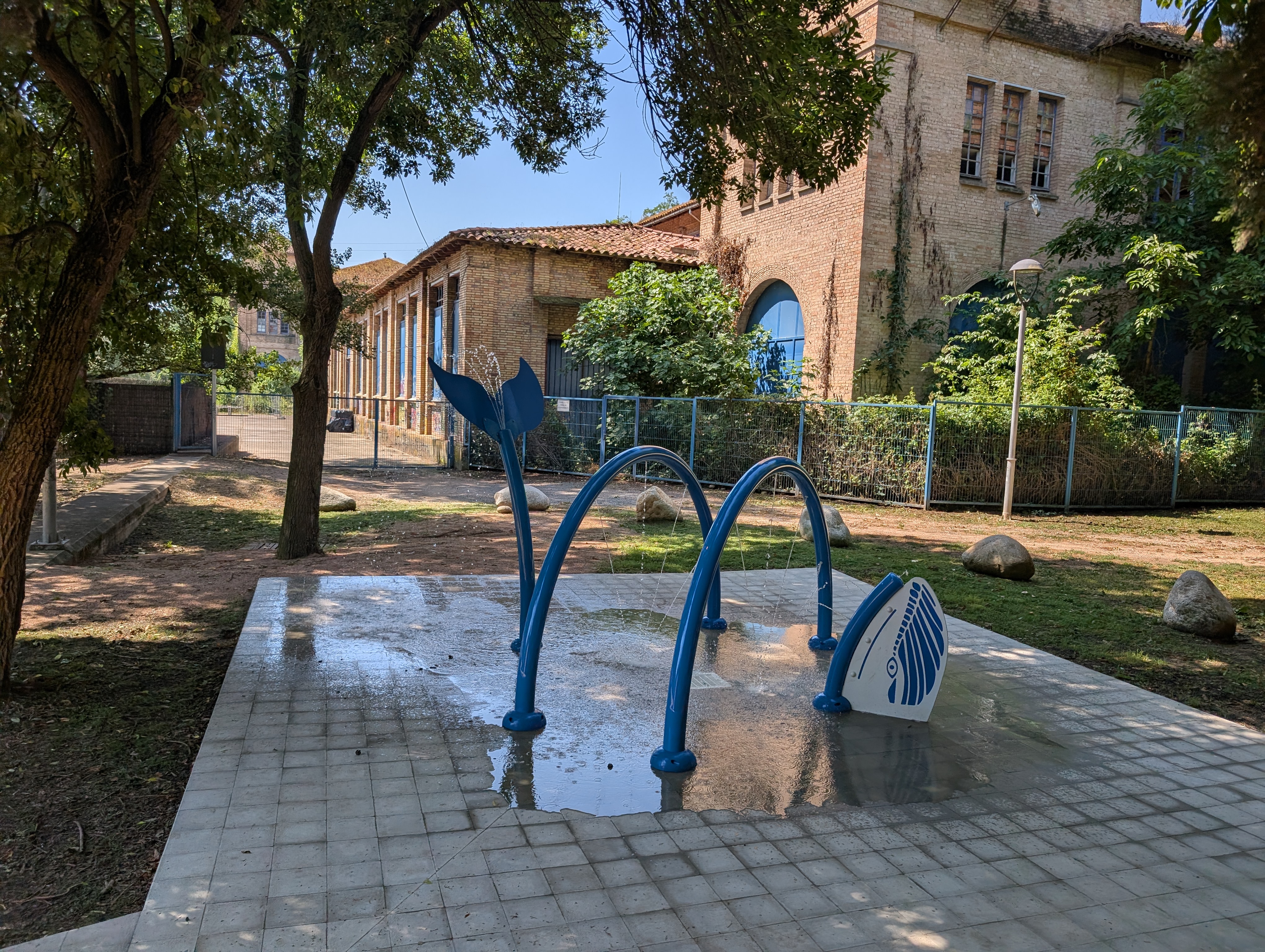 Roda de Ter estrena un joc d'aigua als jardins de la Blava