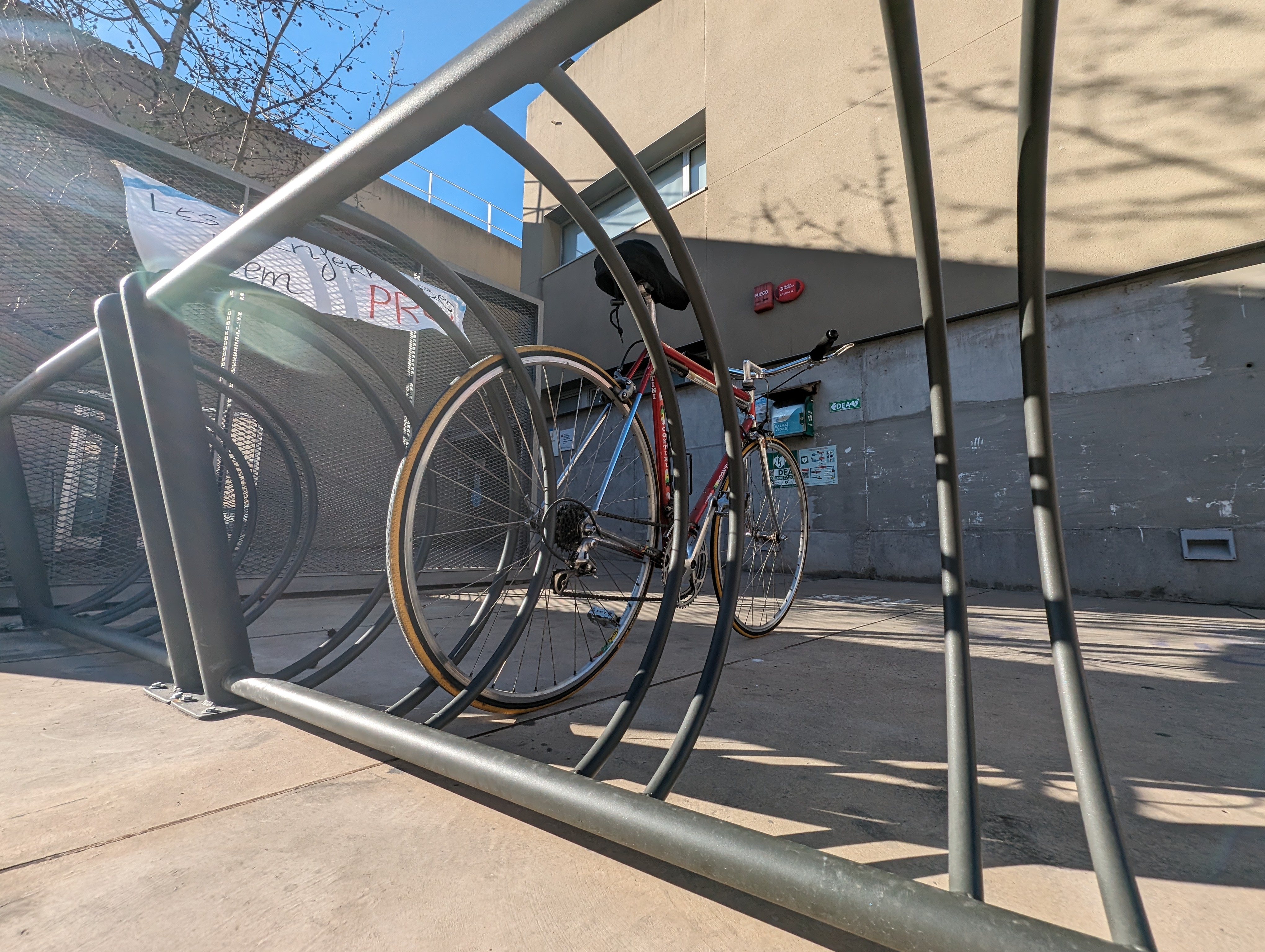 Instal·lats tres nous aparcaments per a bicicletes 