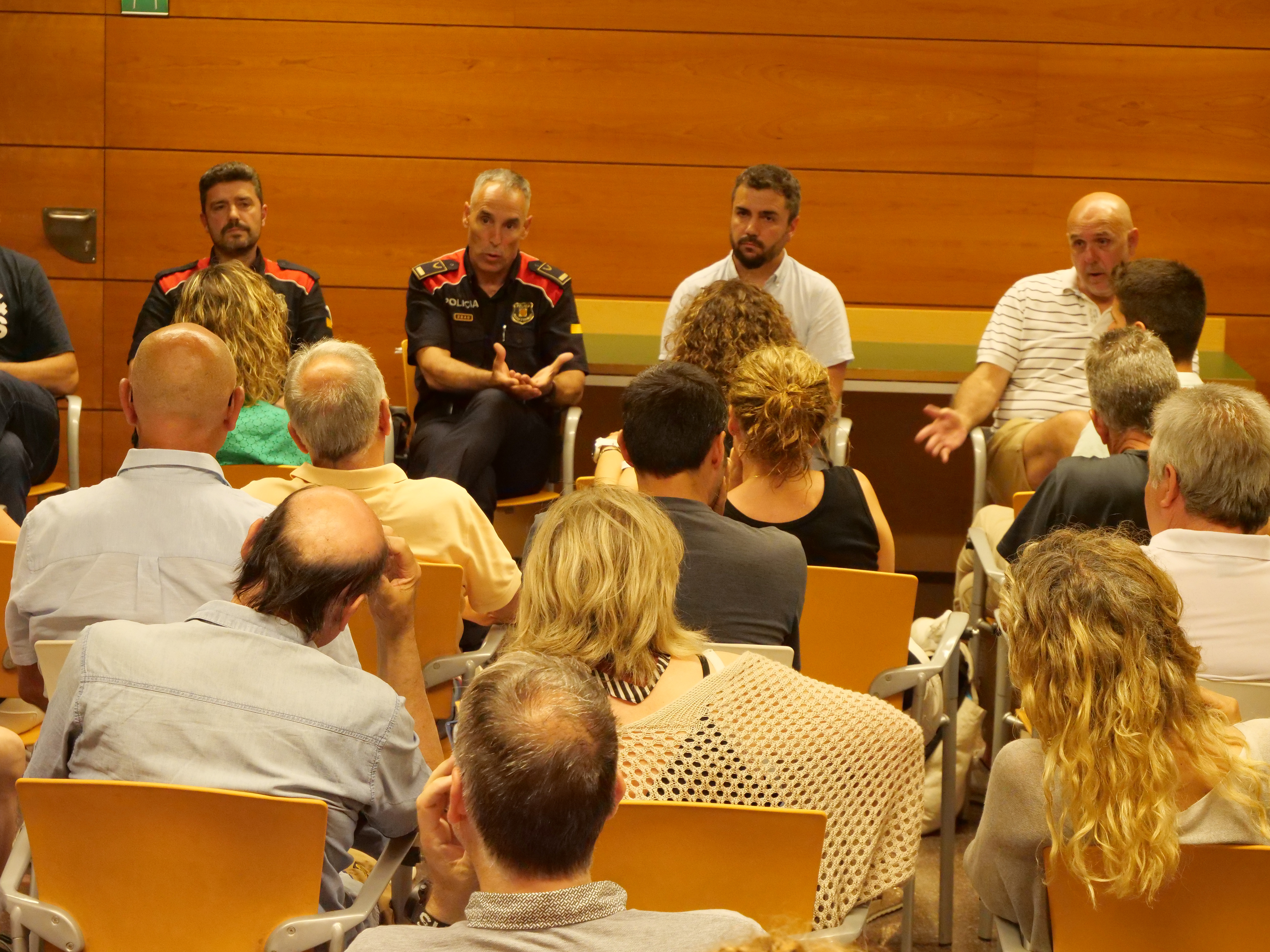 'Ajuntament, Mossos d'Esquadra i Guàrdia Municipal es reuneixen amb veïns per abordar les problemàtiques d'inseguretat i incivisme
